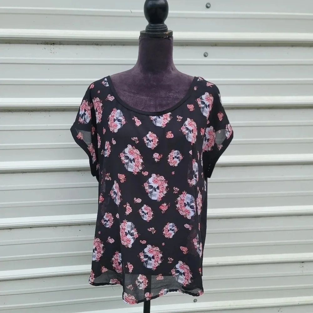 Torrid Black Sheer Front Blooming Skulls Button Back Blouse Short Sleeve Sz 1 1X